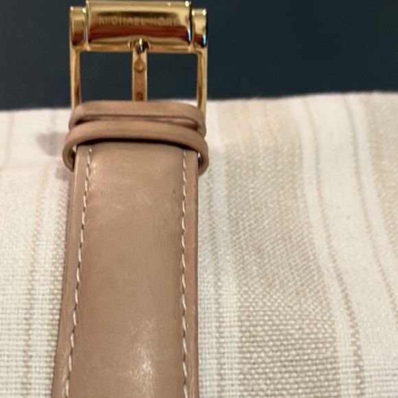Authentic Michael Kors Women’s Watch, MK-2529 in Rose Gold and Light Tan Leather - Picture 8 of 15
